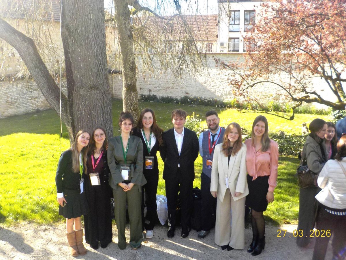 The LMRL delegation in a garden in Chaumont